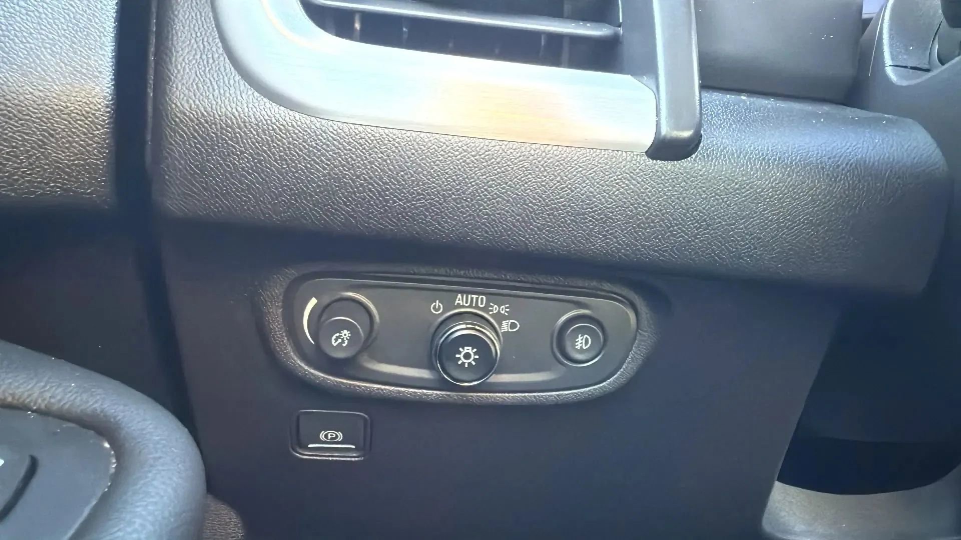 Used 2024 GMC Terrain SLT image 15