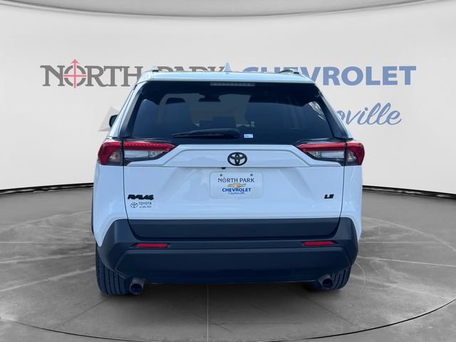 Used 2021 Toyota RAV4 LE FWD image 4
