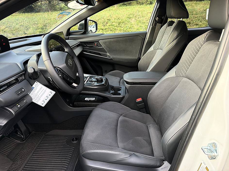 Used 2026 Toyota C-HR AWD/4WD image 11