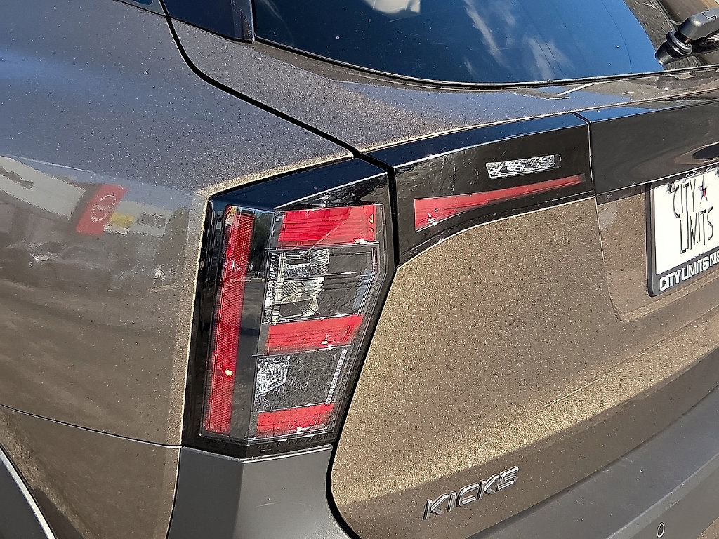 Used 2025 Nissan Kicks SR FWD image 9
