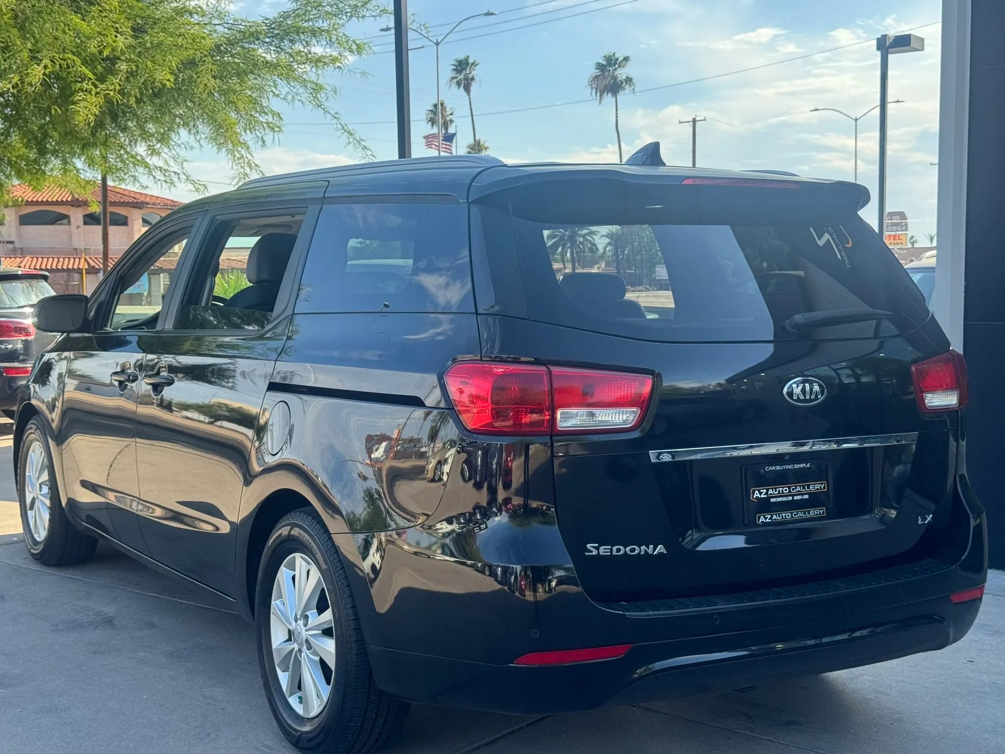 Used 2017 Kia Sedona LX w/ LX Essentials Premium Package FWD image 8