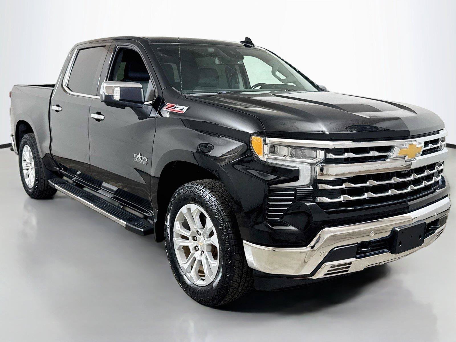 Used 2022 Chevrolet Silverado 1500 LTZ w/ LTZ Convenience Package II AWD/4WD image 3