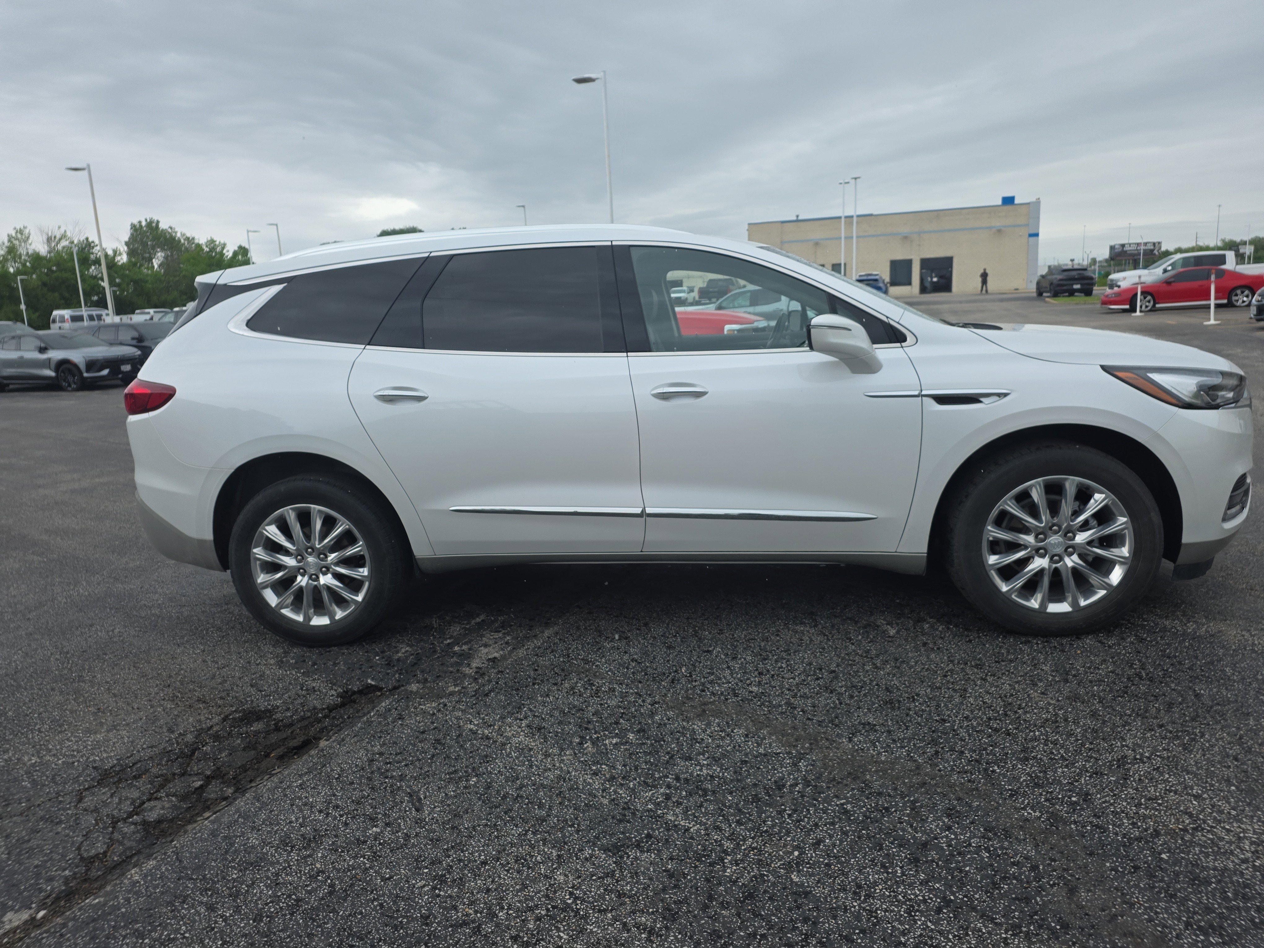 Used 2021 Buick Enclave Essence AWD/4WD image 2