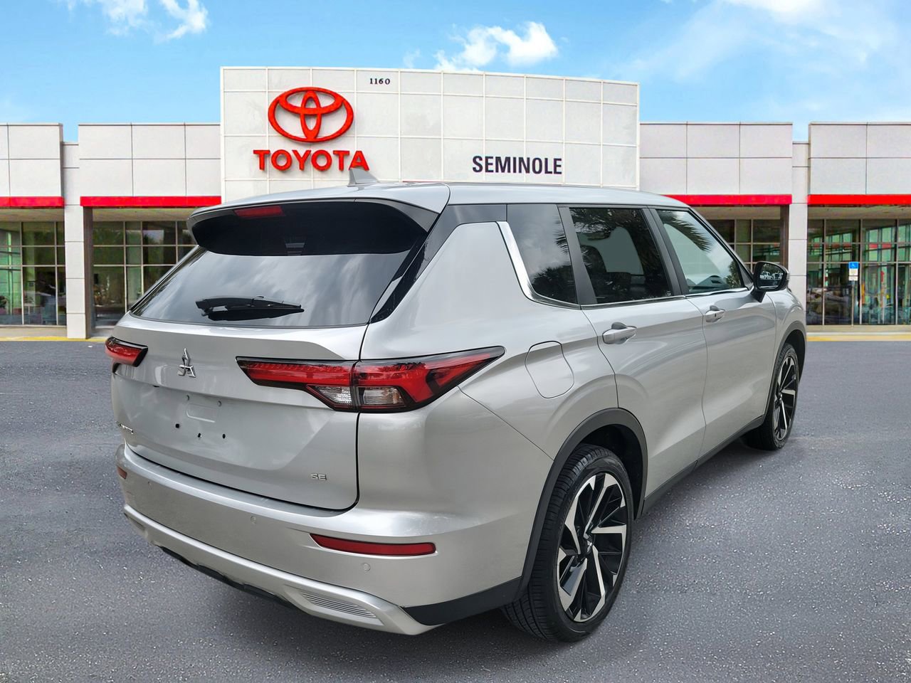 Used 2024 Mitsubishi Outlander SE image 3