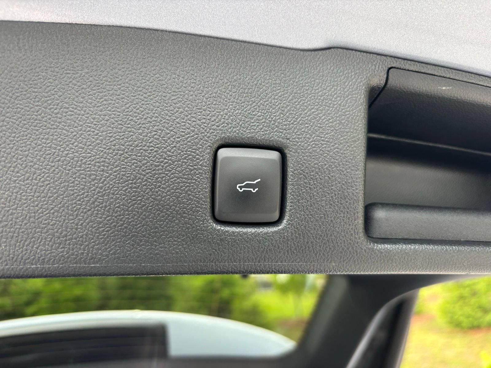 Used 2022 Ford Escape Titanium FWD image 17