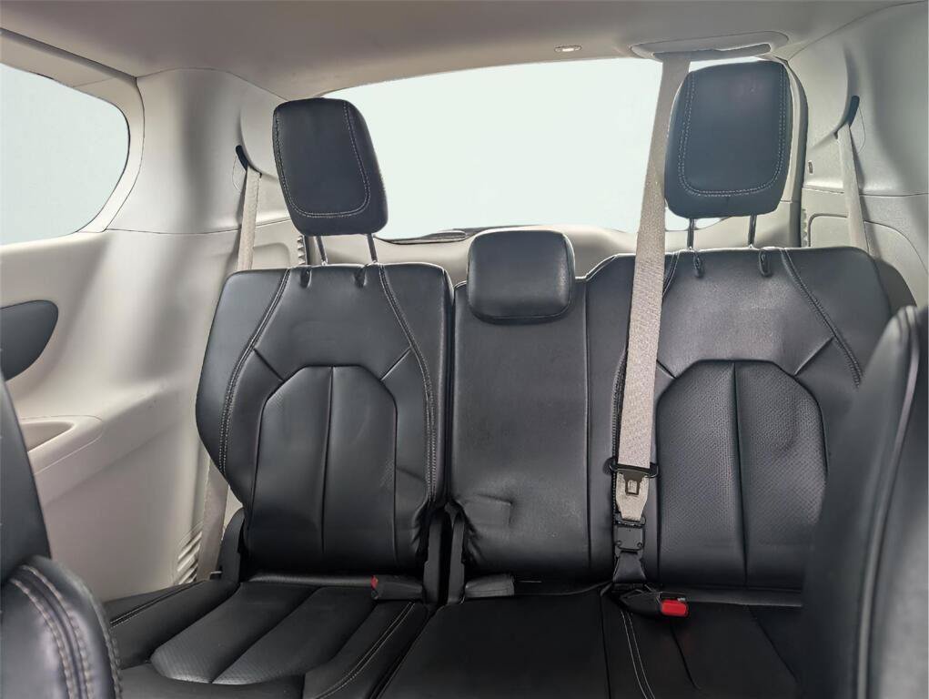 Used 2023 Chrysler Pacifica Touring-L FWD image 10