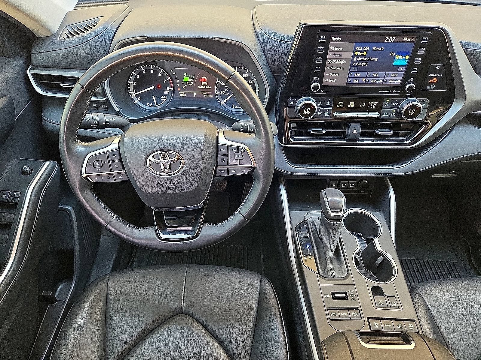 Used 2021 Toyota Highlander XLE AWD/4WD image 19