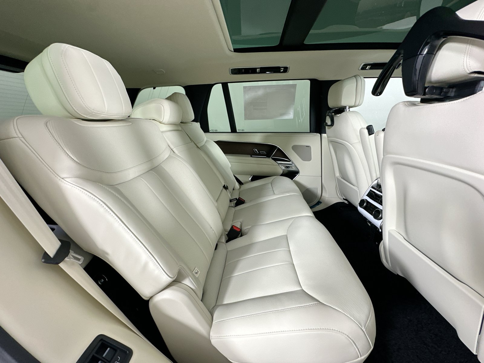 New 2026 Land Rover Range Rover Long Wheelbase SE AWD/4WD image 41
