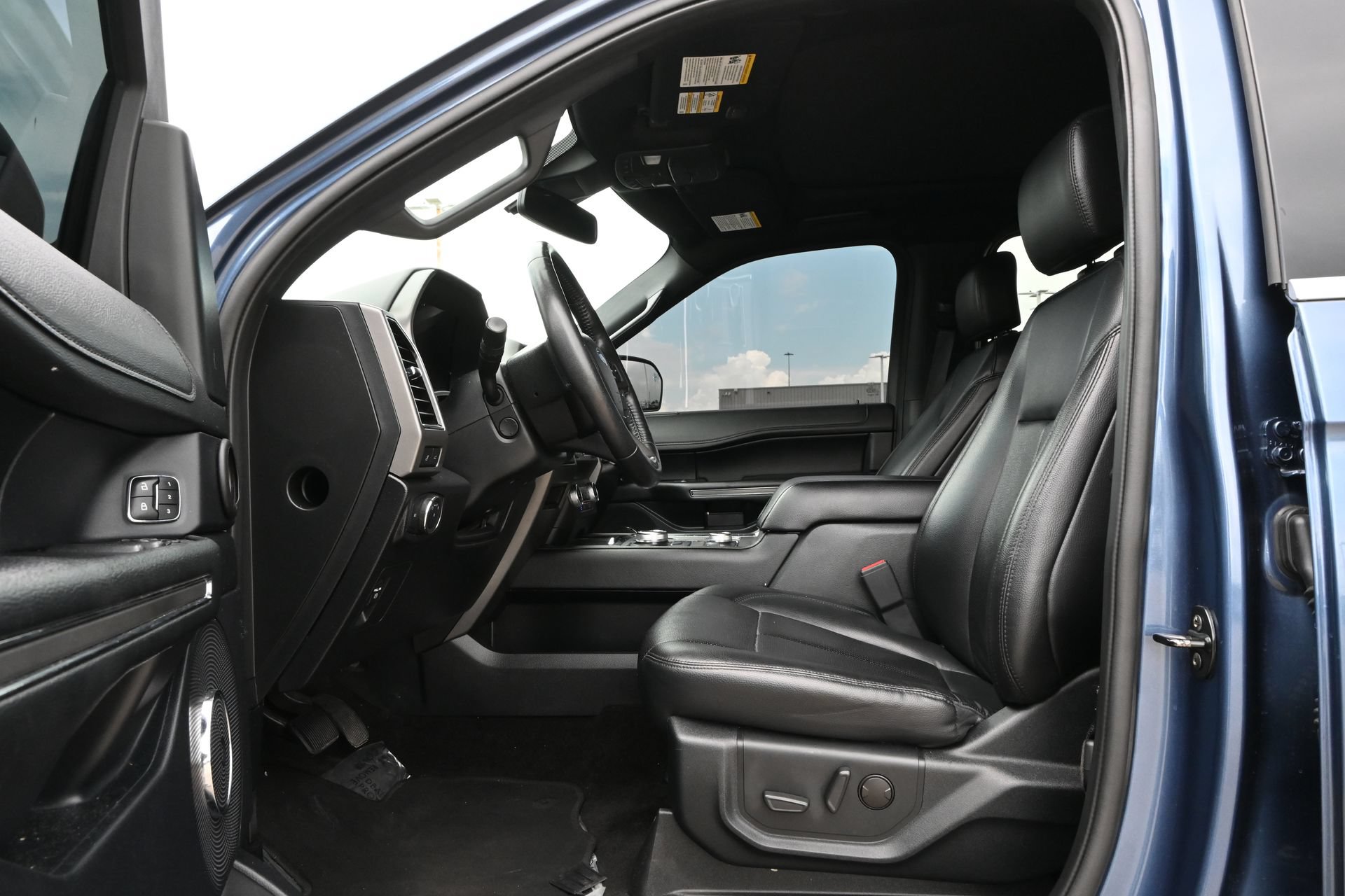 Used 2020 Ford Expedition XLT w/ Equipment Group 202A AWD/4WD image 19