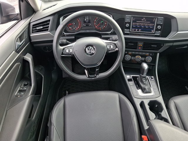 Used 2019 Volkswagen Jetta SE w/ Cold Weather Package FWD image 16