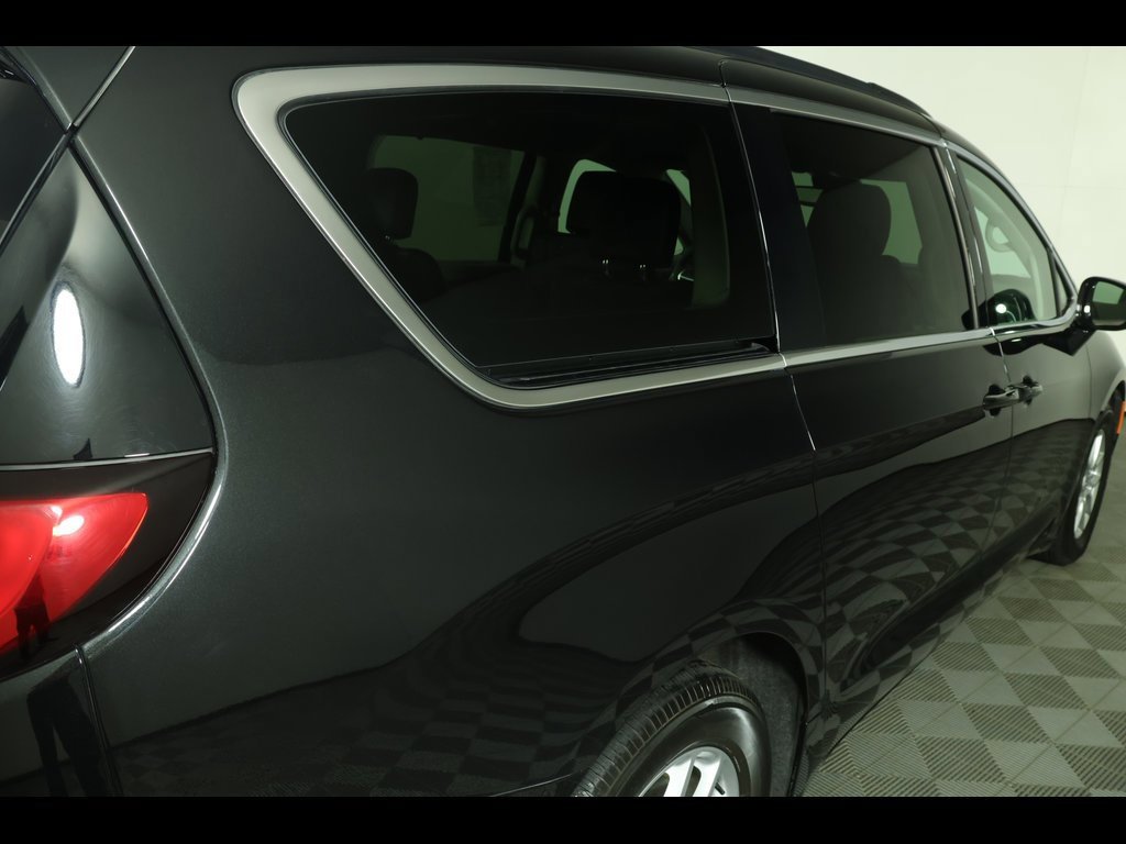 Used 2022 Chrysler Pacifica Touring-L image 18