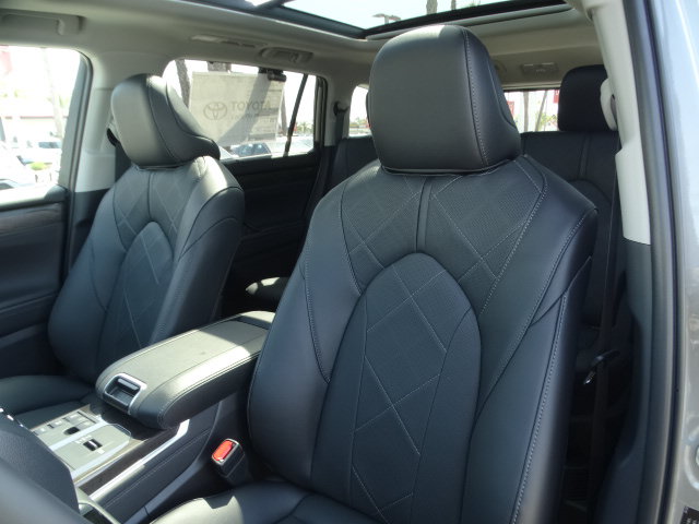 New 2026 Toyota Highlander Platinum AWD/4WD image 11