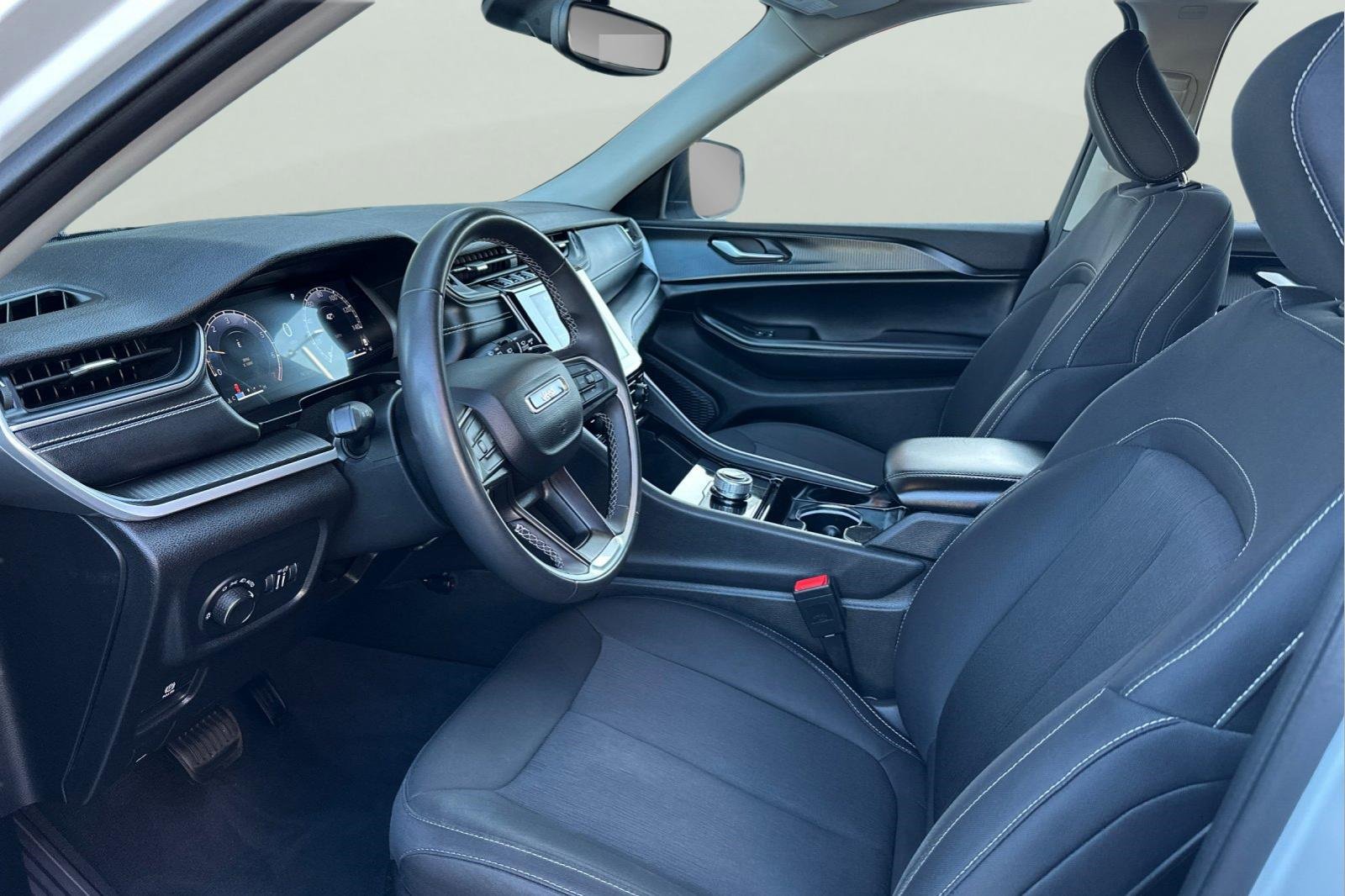 Used 2023 Jeep Grand Cherokee L Laredo image 14