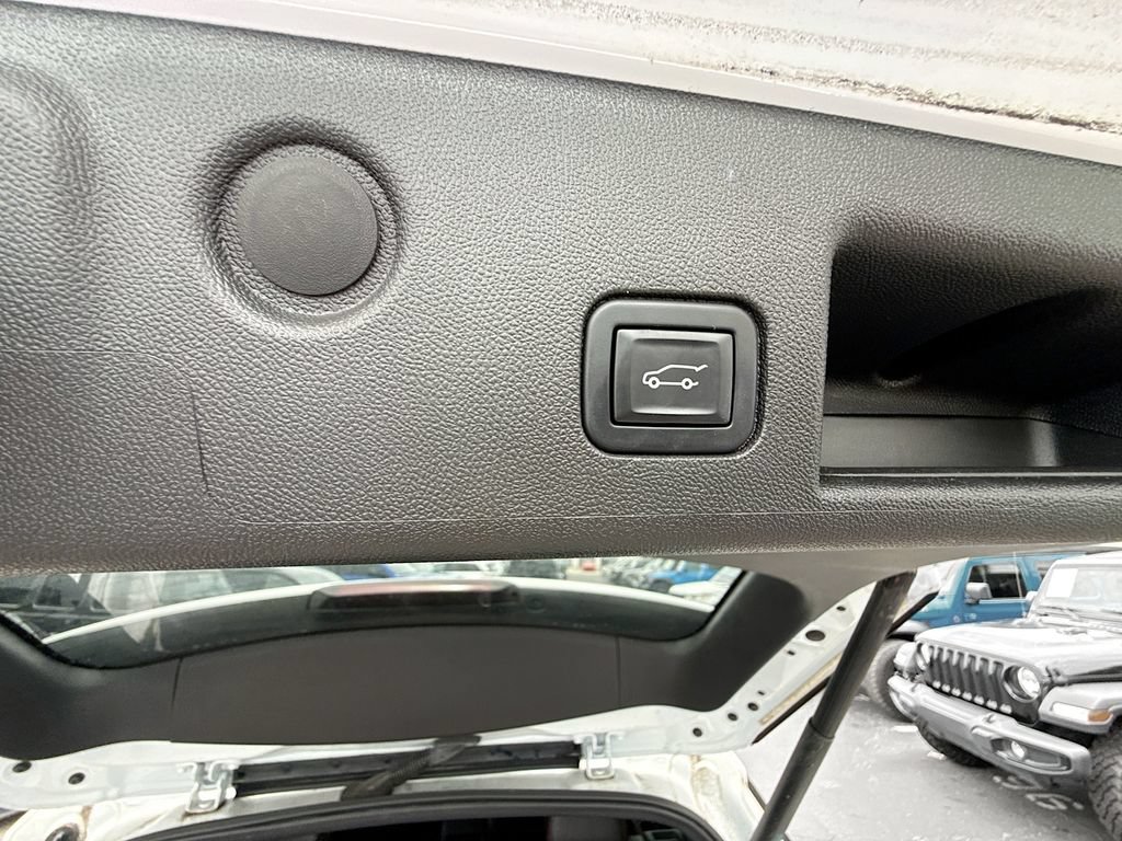 Used 2022 Chevrolet Equinox RS w/ RS Leather Package FWD image 29