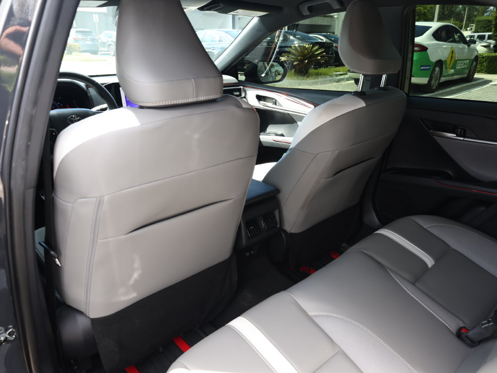Used 2025 Toyota Camry SE w/ Convenience Package FWD image 16