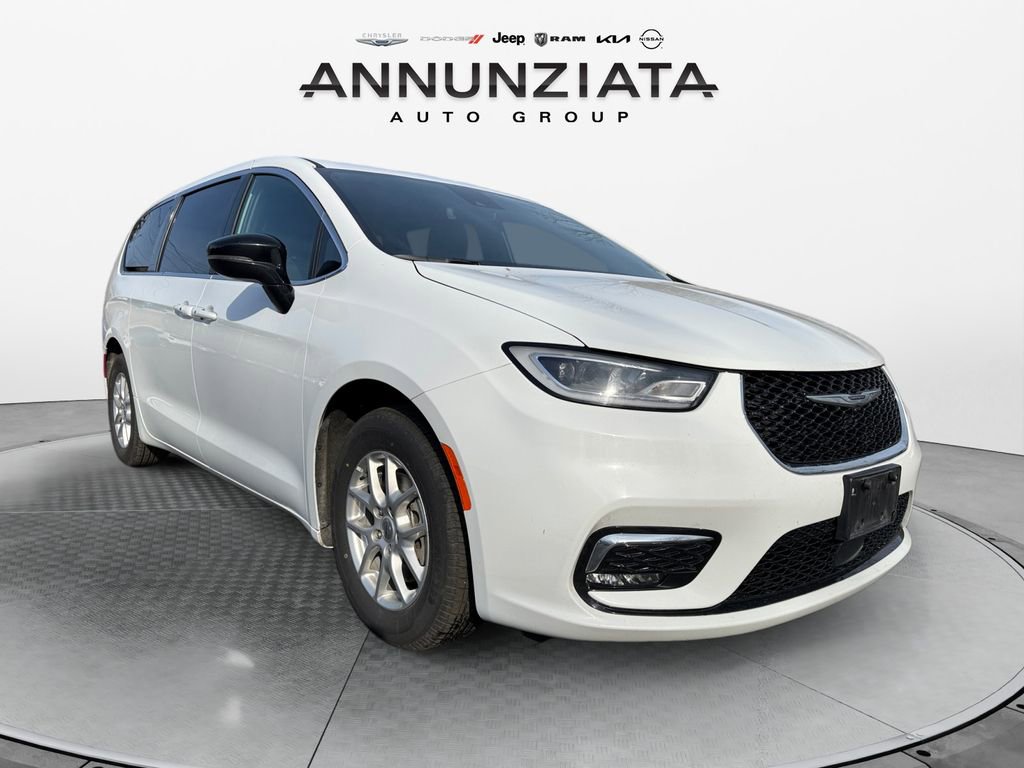 Used 2025 Chrysler Pacifica Select image 7