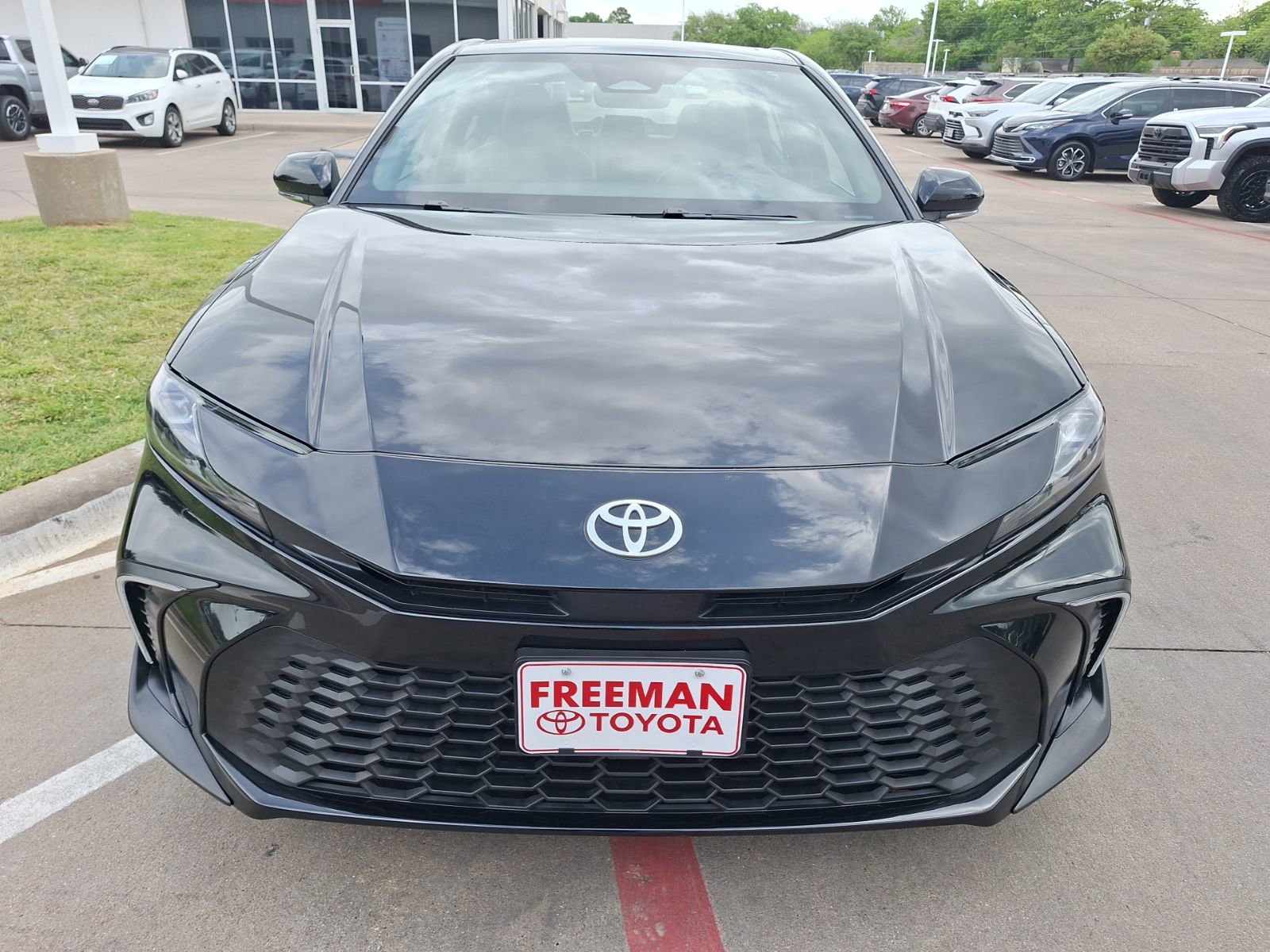 Used 2025 Toyota Camry SE FWD image 9