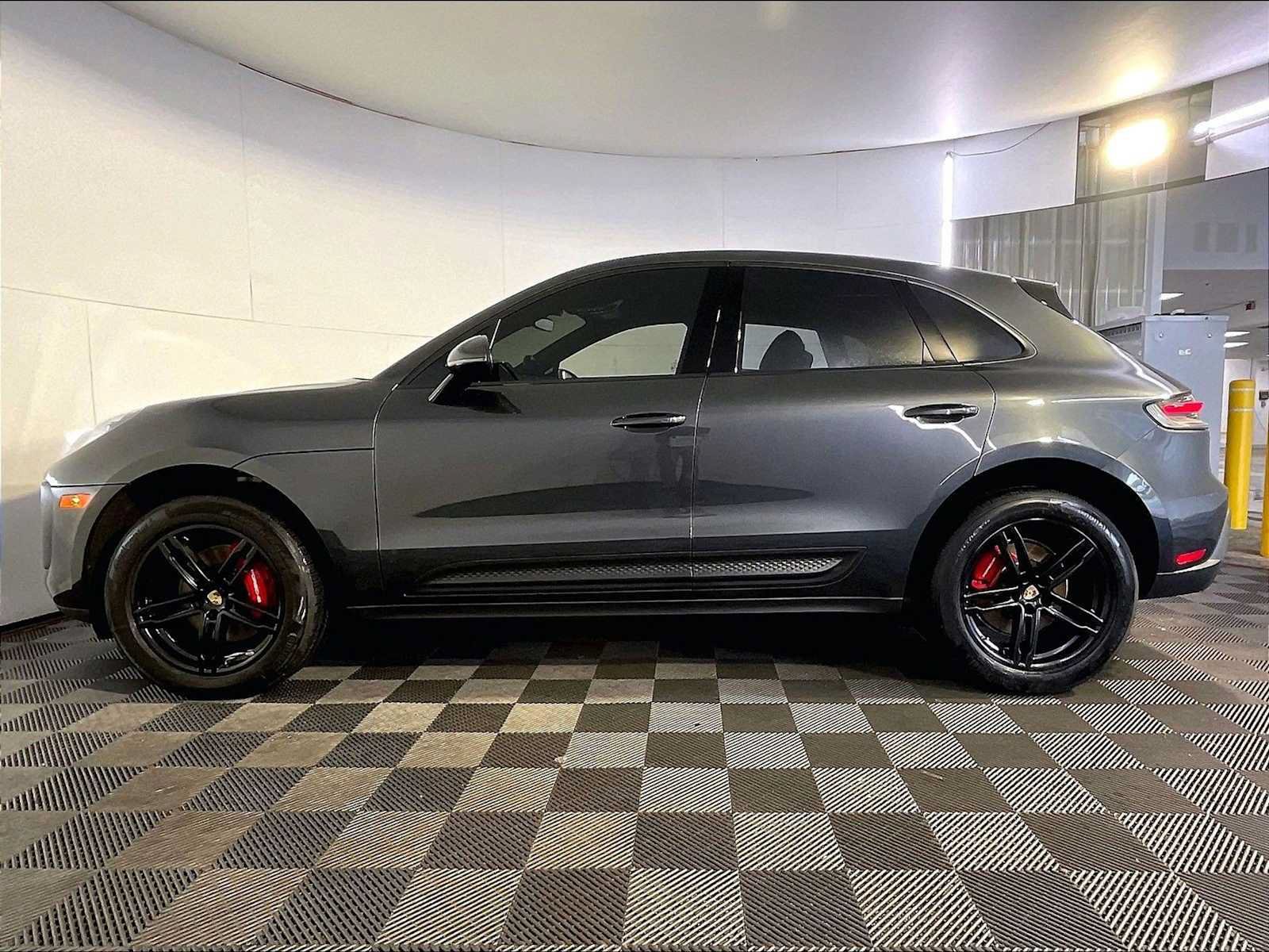 Certified 2024 Porsche Macan AWD/4WD image 2