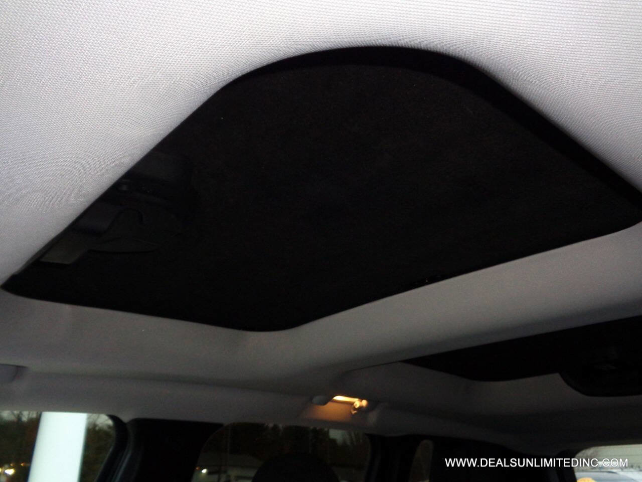 Used 2017 Jeep Renegade Latitude w/ Cold Weather Group image 17