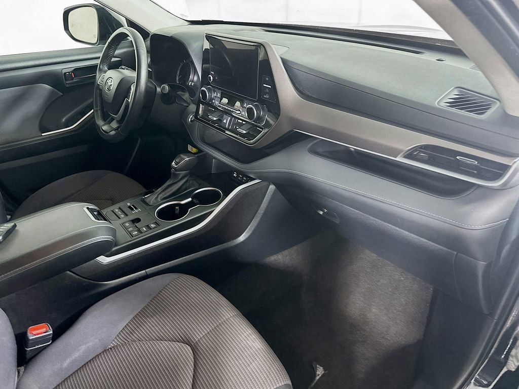 Used 2024 Toyota Highlander LE image 30