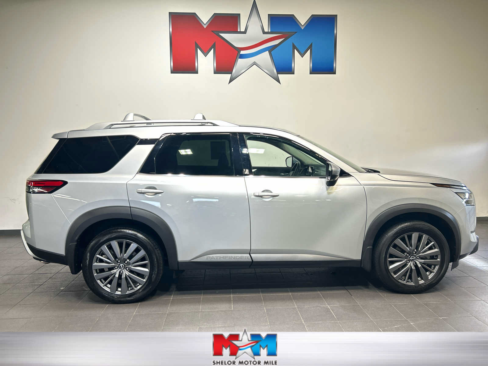 Used 2024 Nissan Pathfinder SL w/ SL Premium Package AWD/4WD image 1