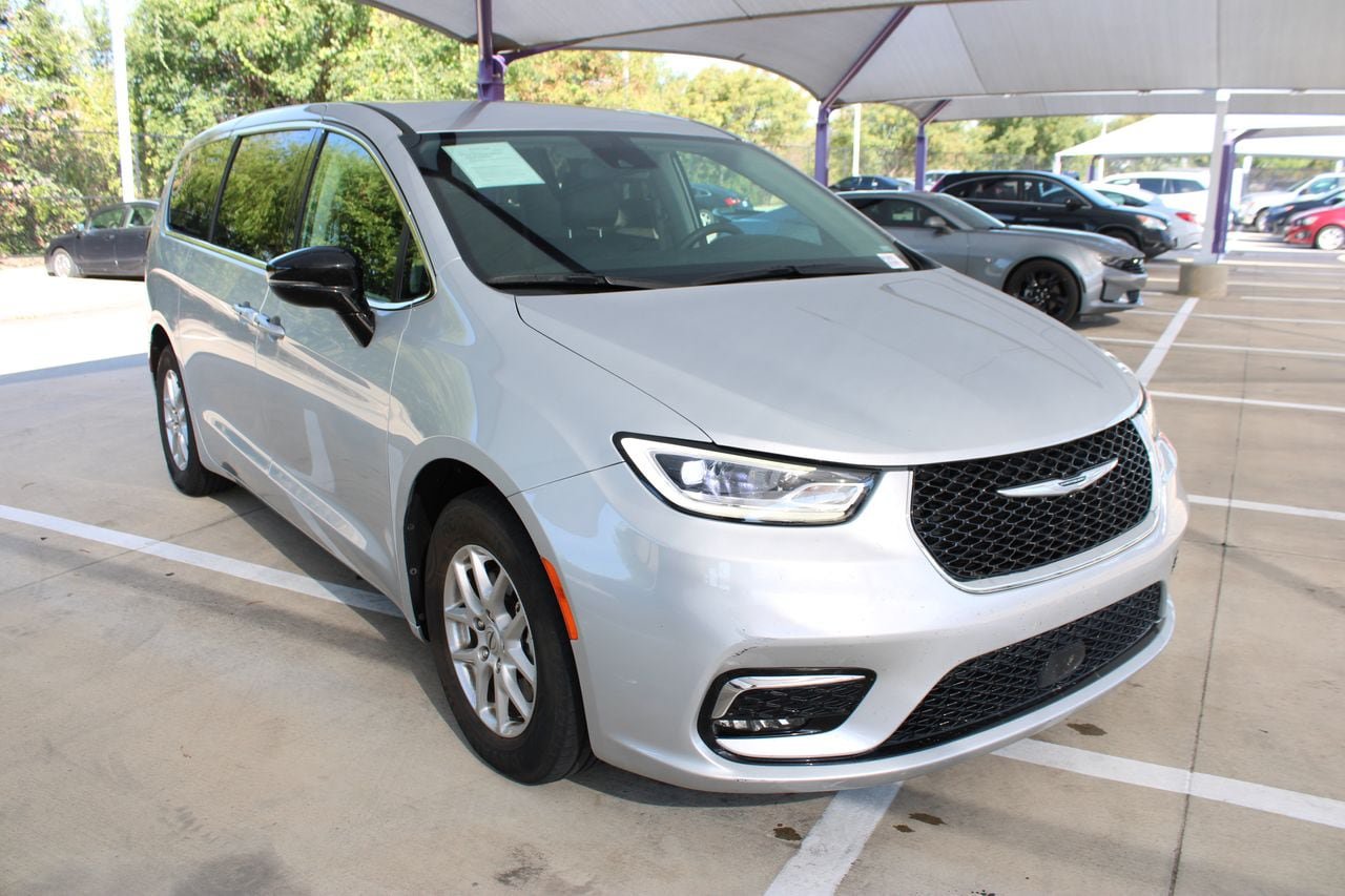 Used 2024 Chrysler Pacifica Touring-L FWD image 8