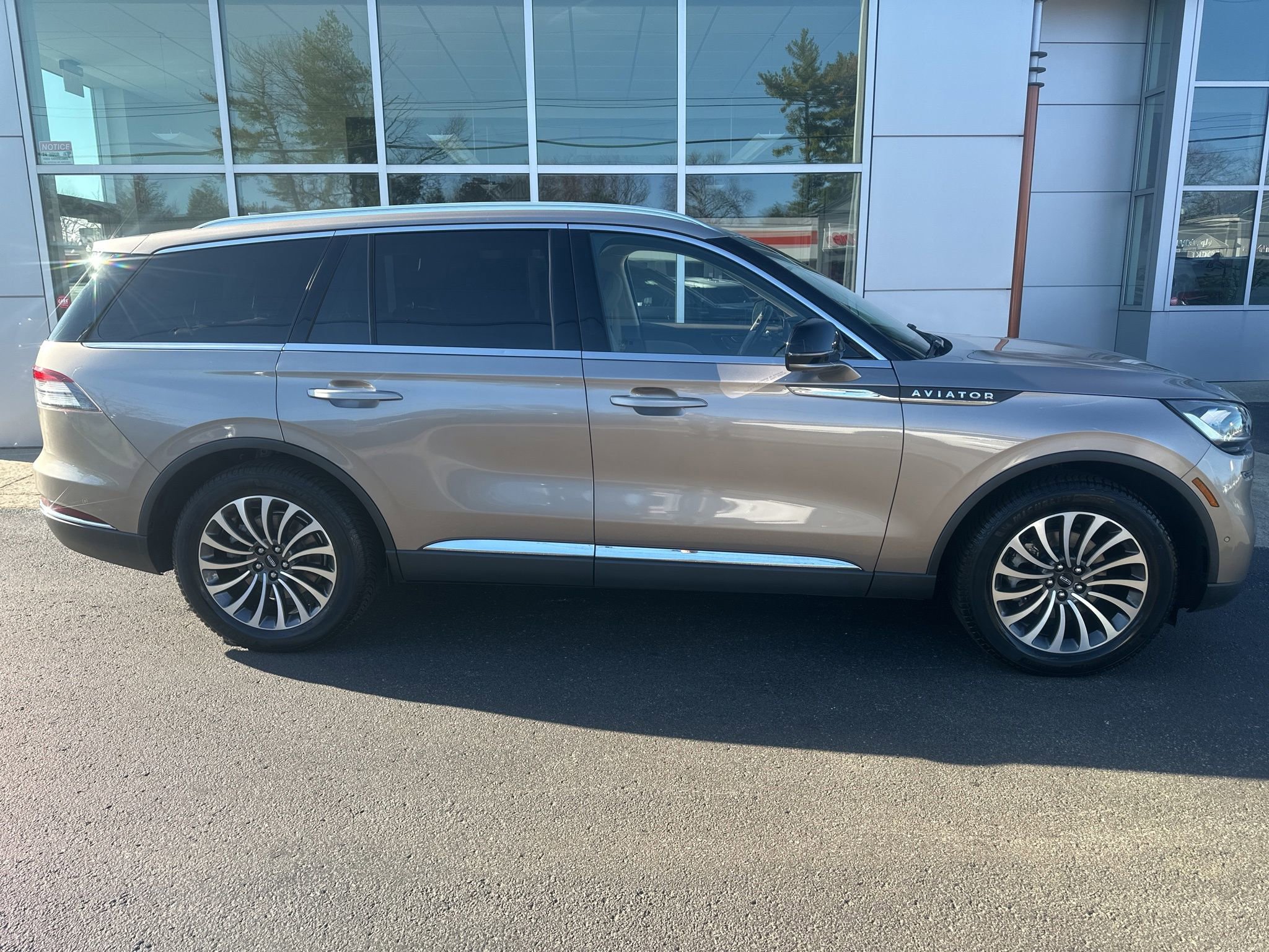 Used 2020 Lincoln Aviator Reserve w/ Equipment Group 201A image 8