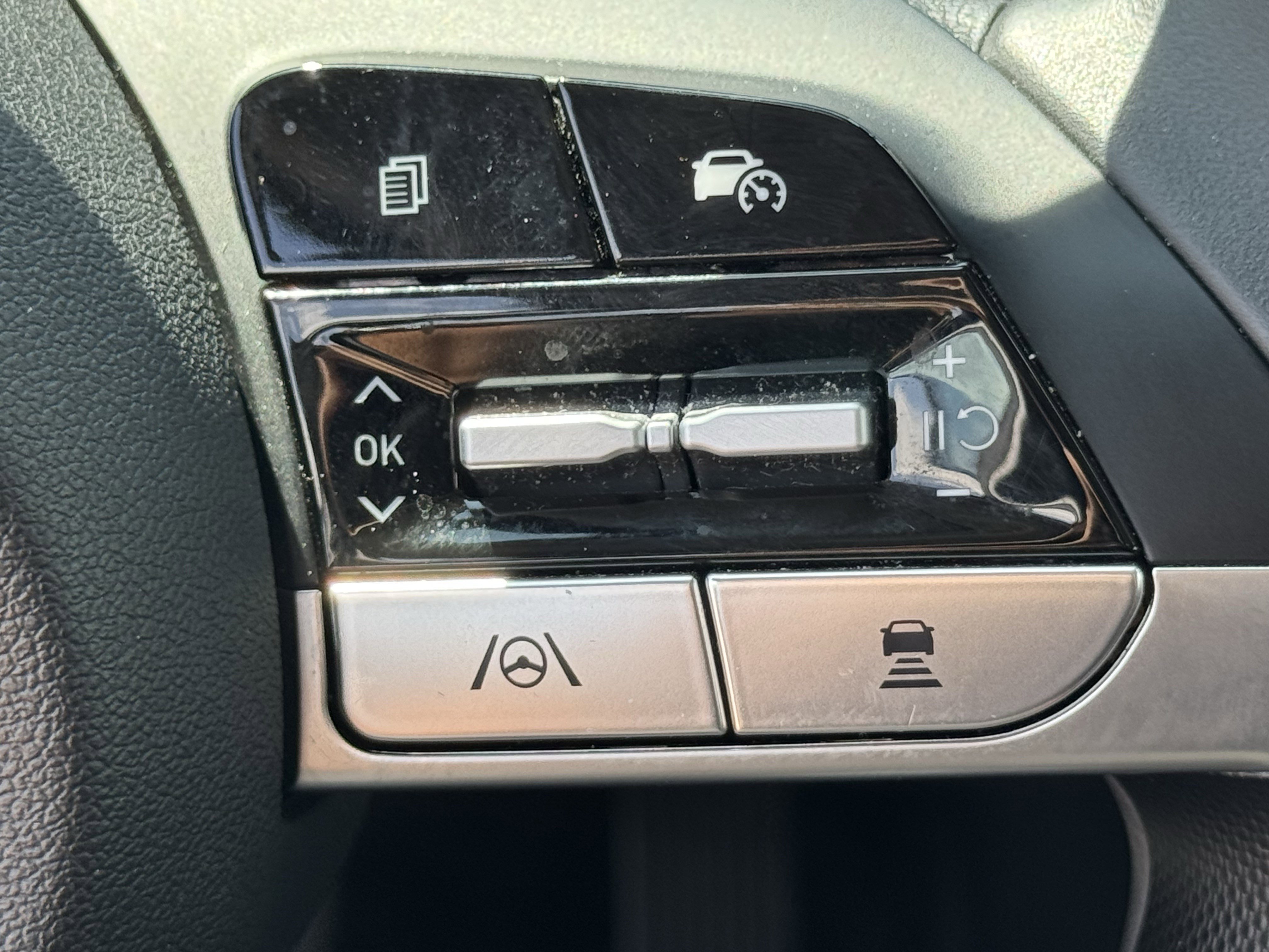 Used 2025 Hyundai Elantra SEL FWD image 24