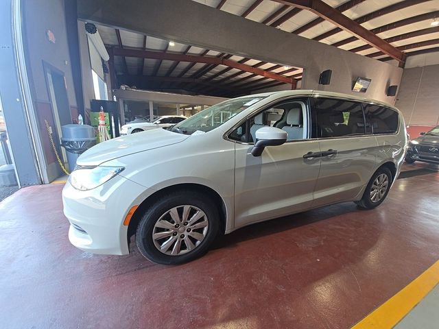 Used 2019 Chrysler Pacifica L image 1