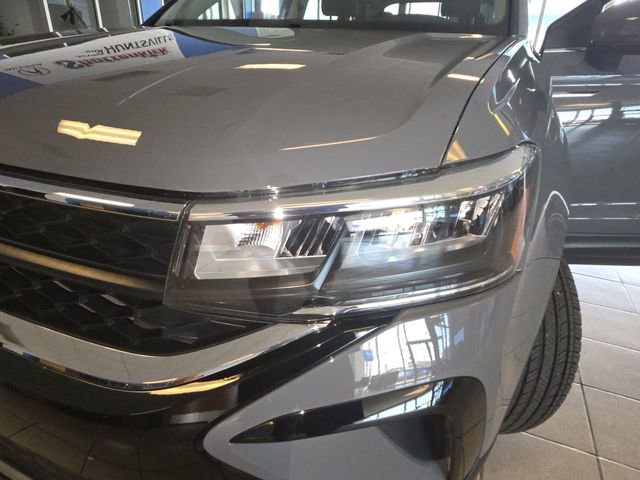 Used 2024 Volkswagen Taos SE image 25