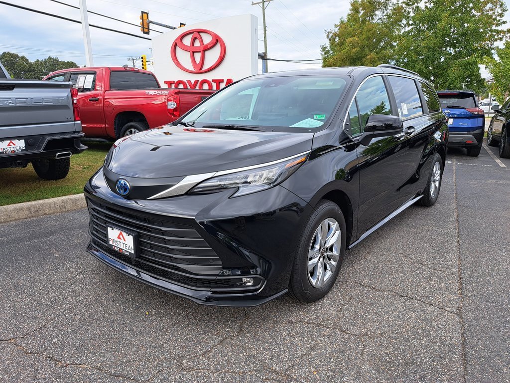 New 2025 Toyota Sienna XLE image 2