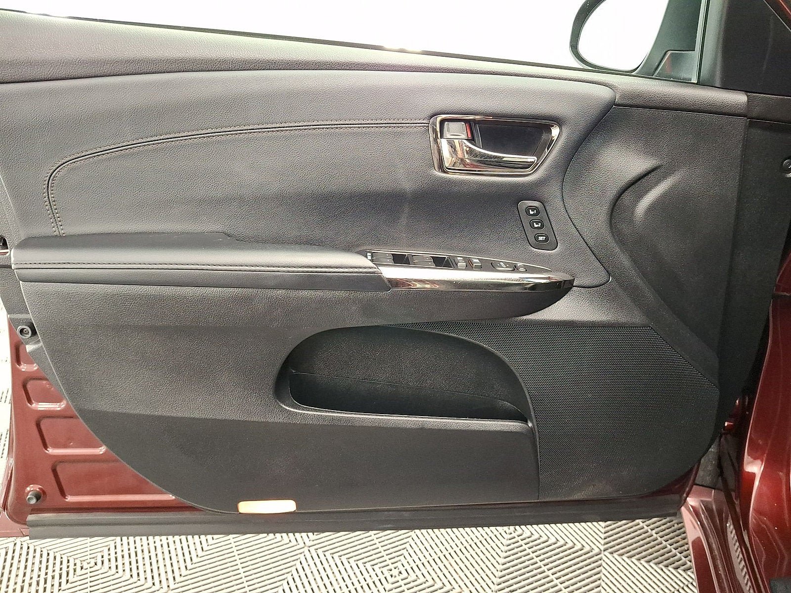 Used 2016 Toyota Avalon Touring FWD image 2