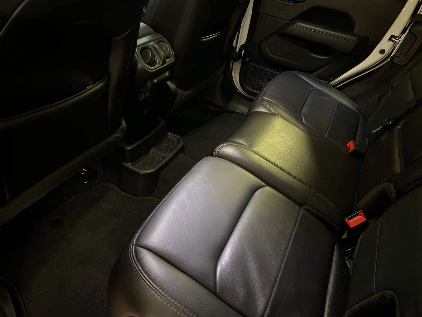 Used 2020 Jeep Wrangler Unlimited Sahara image 11