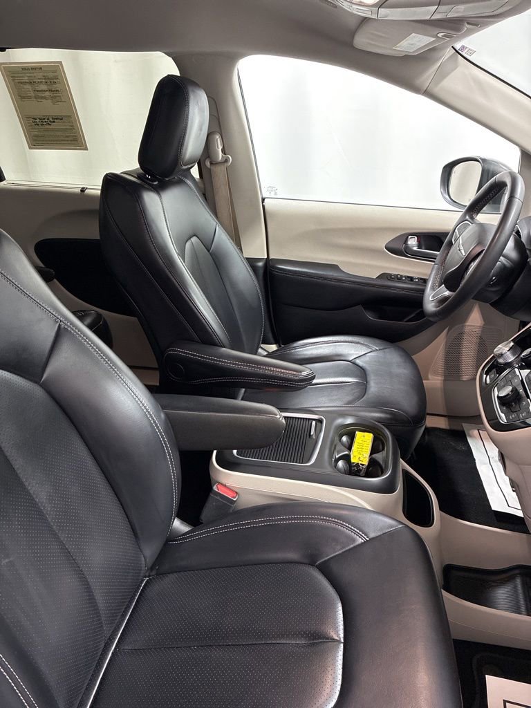 Used 2023 Chrysler Pacifica Touring-L image 20