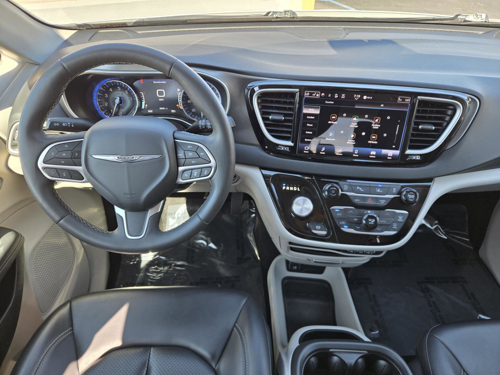 Certified 2023 Chrysler Pacifica Touring-L image 6