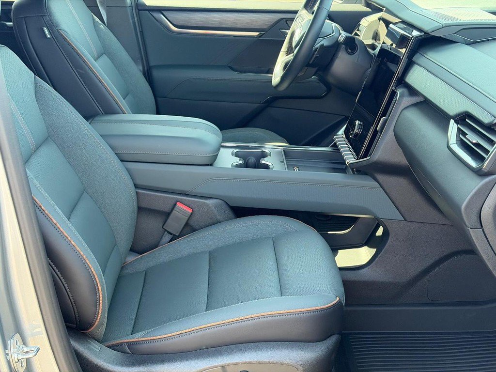 Used 2026 GMC Acadia AT4 w/ Luxury Package AWD/4WD image 18