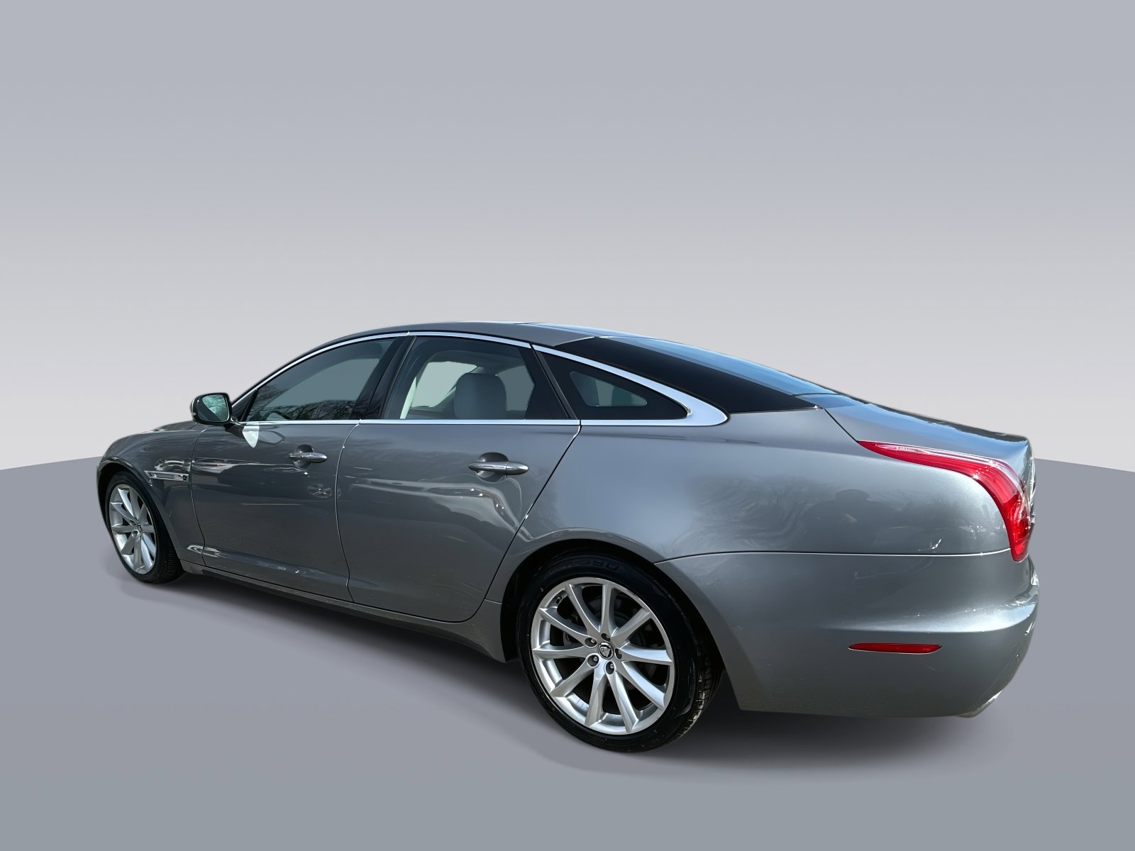 Used 2012 Jaguar XJ image 5