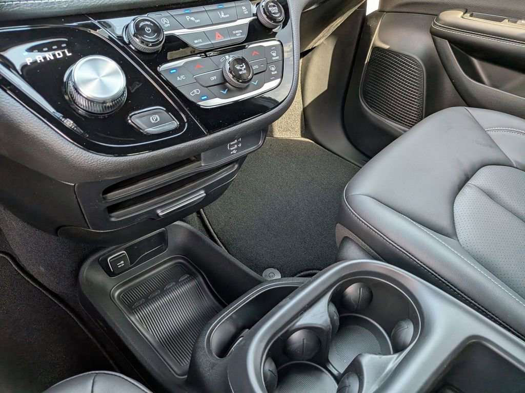 New 2026 Chrysler Pacifica Select image 12