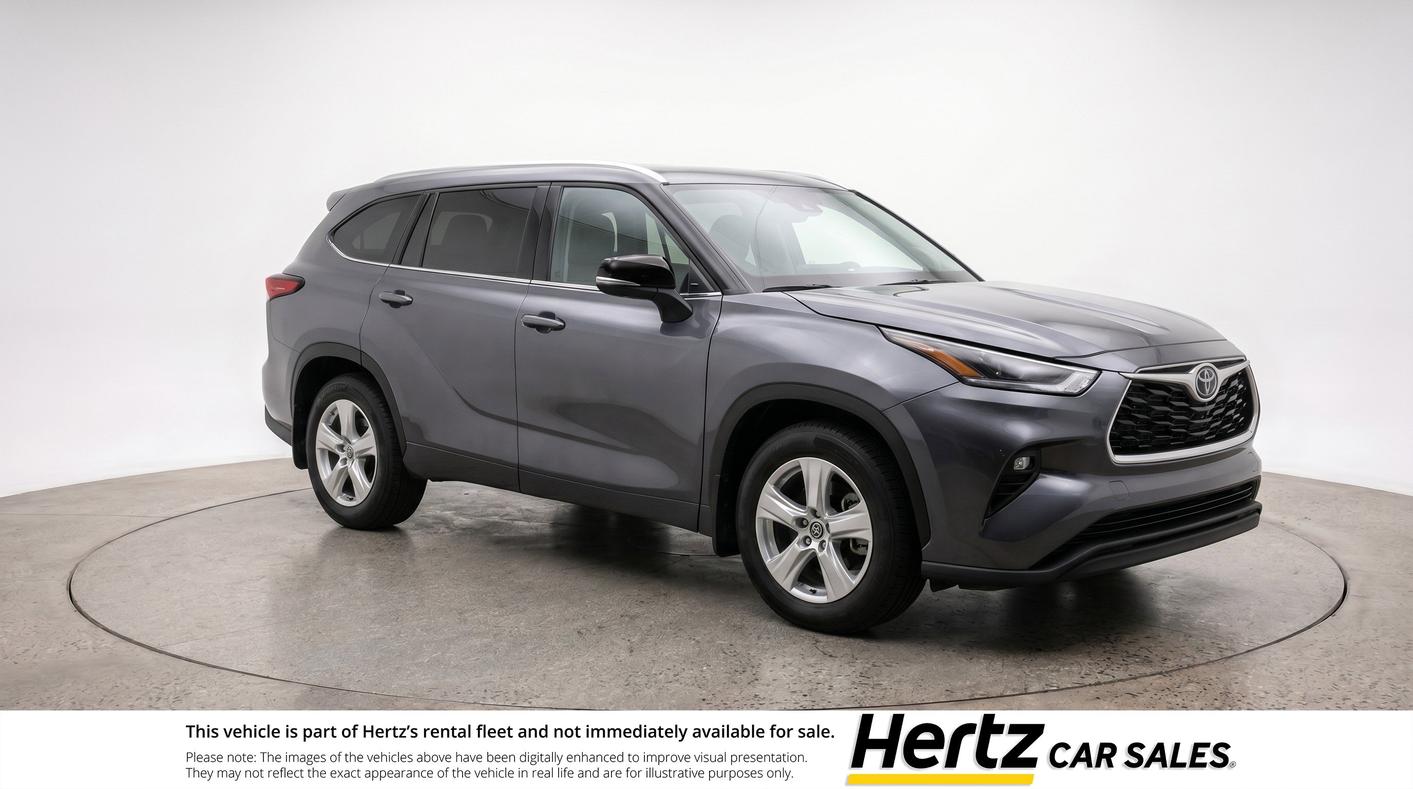 Used 2025 Toyota Highlander LE FWD image 1