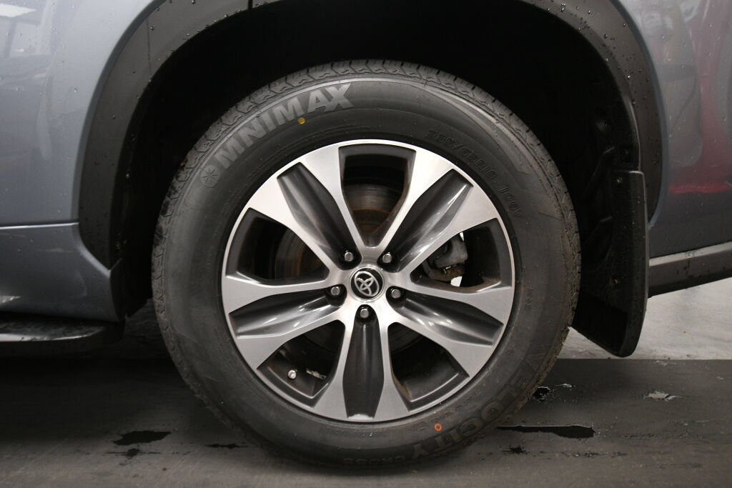 Used 2023 Toyota Highlander XLE AWD/4WD image 36