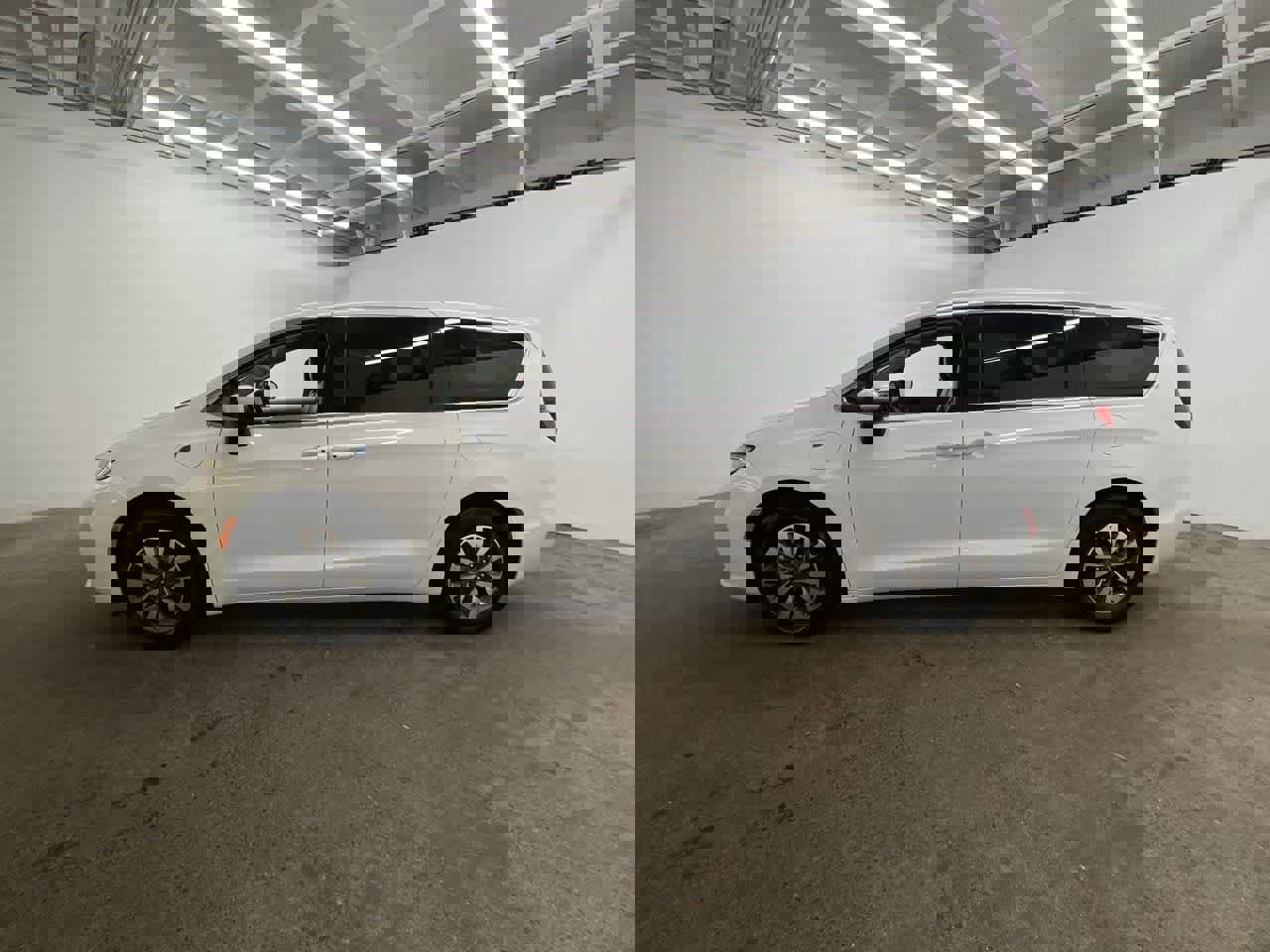 Used 2023 Chrysler Pacifica Touring-L image 3