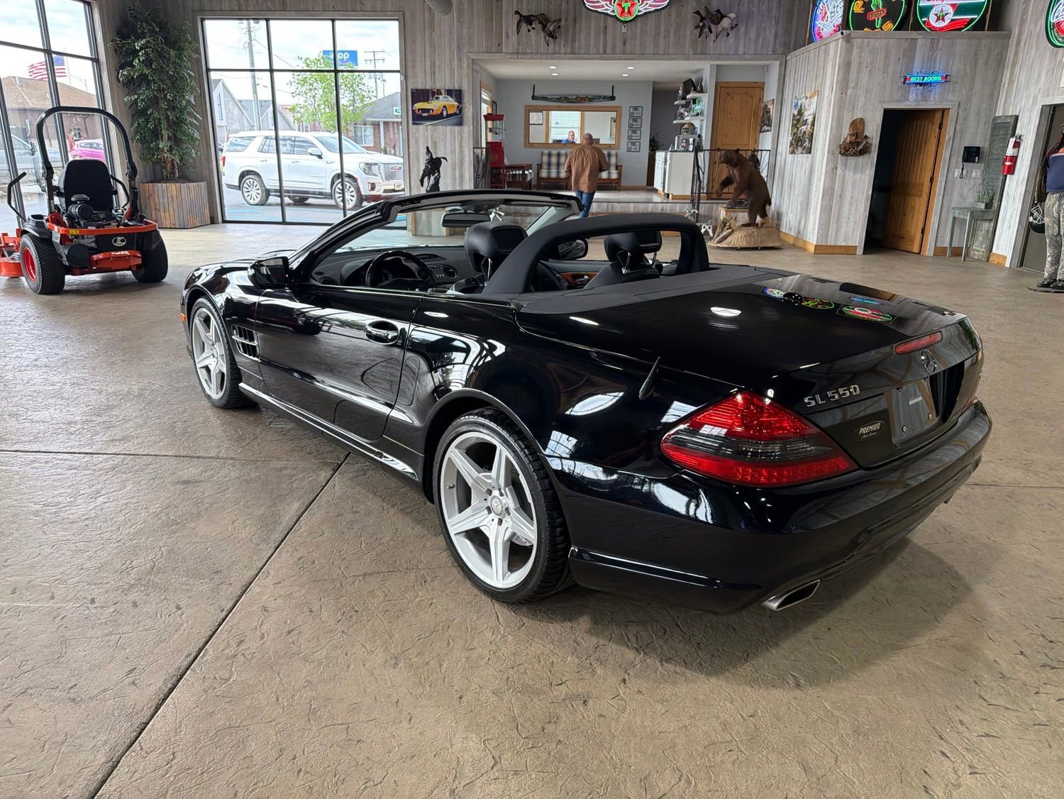 Used 2011 Mercedes-Benz SL 550 image 2