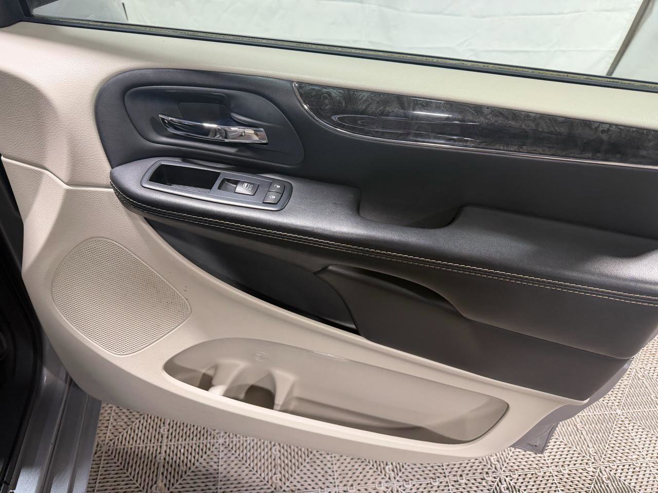 Used 2014 Chrysler Town & Country Touring FWD image 14