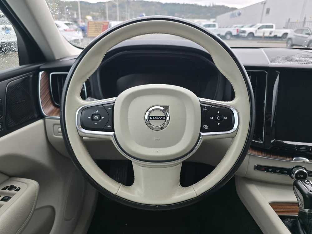 Used 2021 Volvo XC60 T5 Momentum w/ Advanced Package image 11