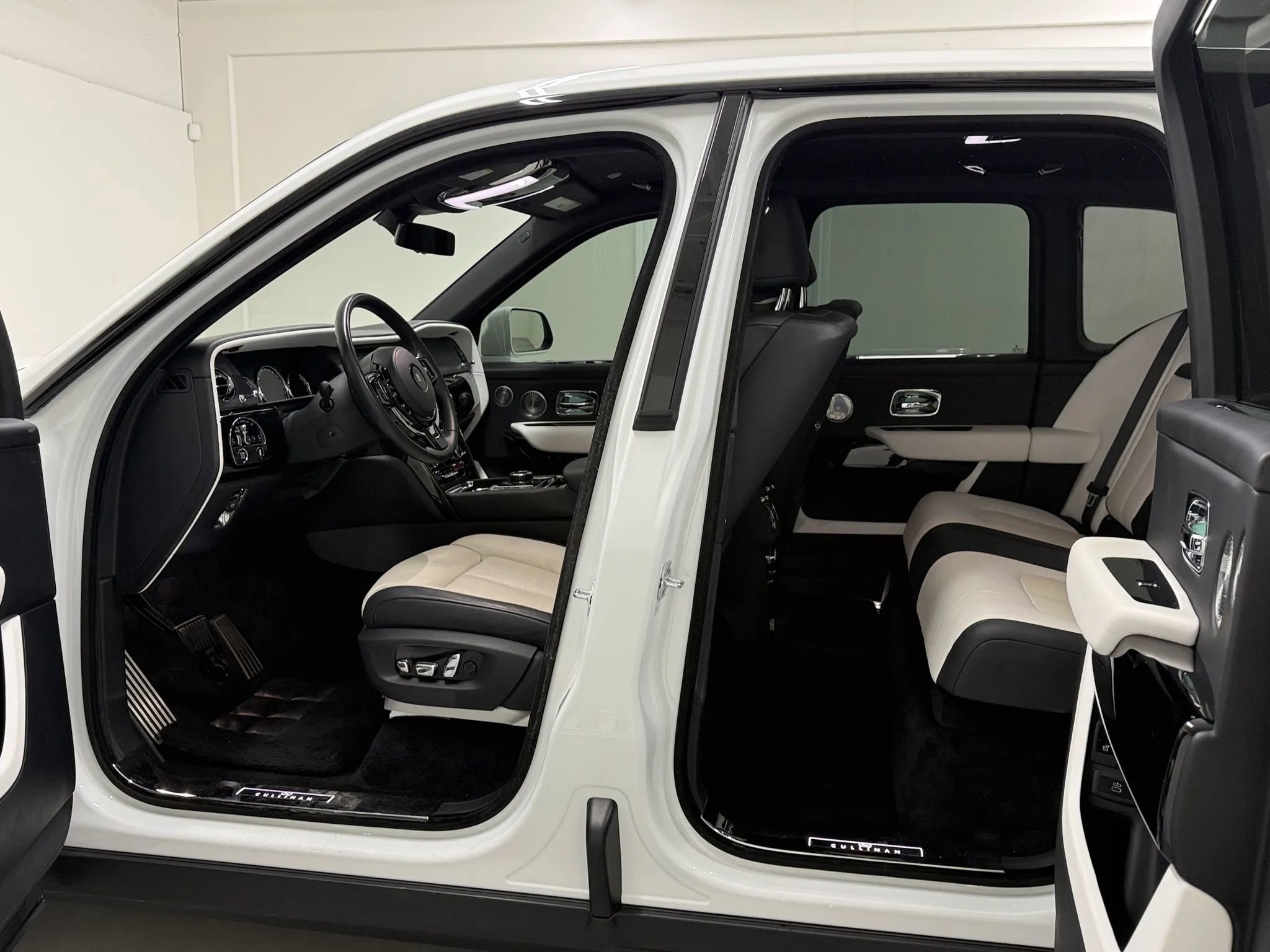 Used 2021 Rolls-Royce Cullinan Black Badge image 8