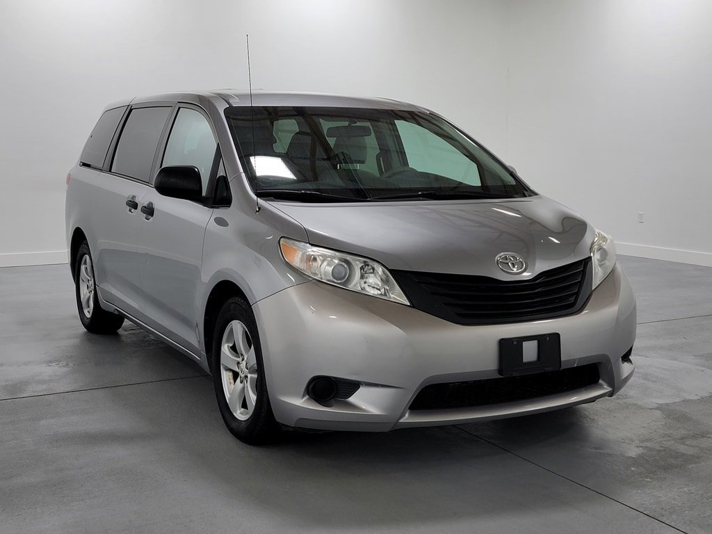 Used 2011 Toyota Sienna w/ Towing Pkg FWD image 2