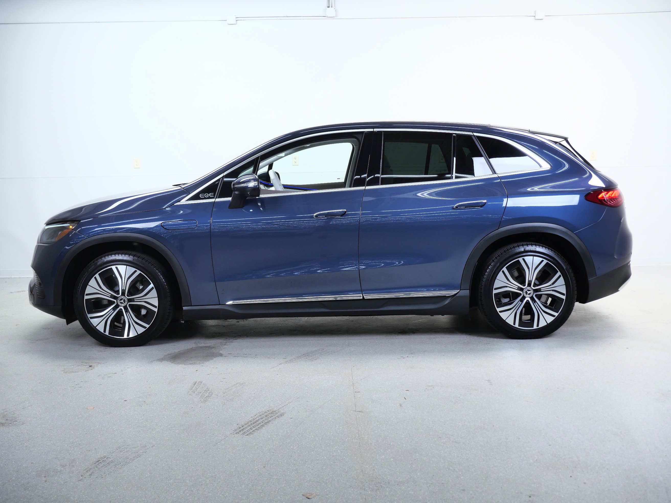 Certified 2023 Mercedes-Benz EQE 350+ 4MATIC SUV w/ Exclusive Trim Package image 10