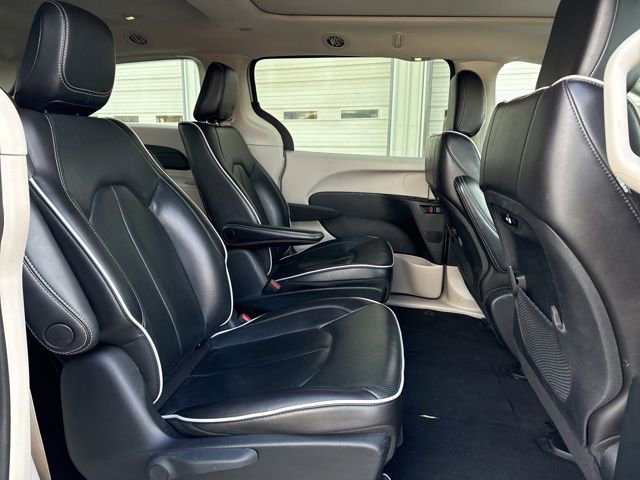 Used 2023 Chrysler Pacifica Limited image 16