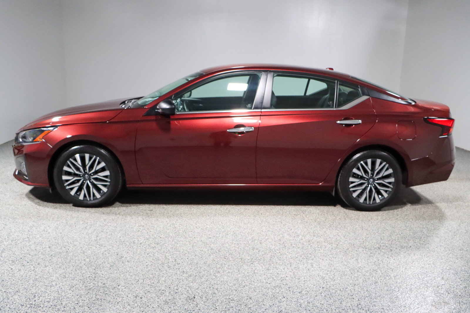 Used 2024 Nissan Altima 2.5 SV FWD image 10
