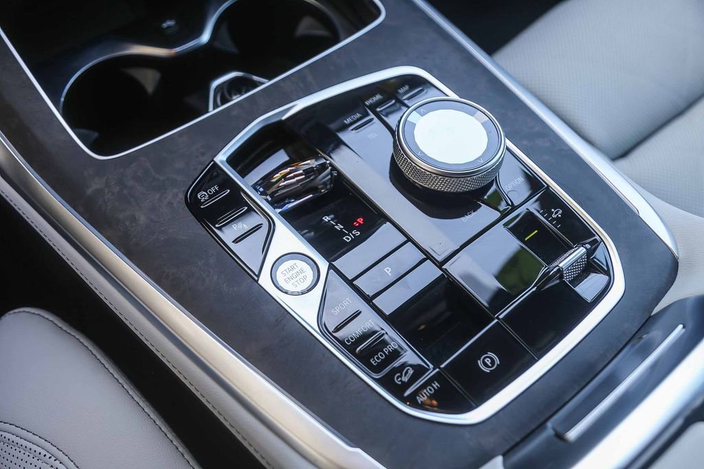 Certified 2025 BMW X7 xDrive40i w/ M Sport Package AWD/4WD image 17